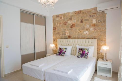 Postel nebo postele na pokoji v ubytování G&K Stone Suites