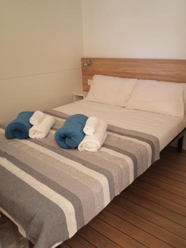 1 Schlafzimmer mit 2 Betten und blauen Kissen in der Unterkunft Mobile Home Heaven Camping park Soline in Biograd na Moru
