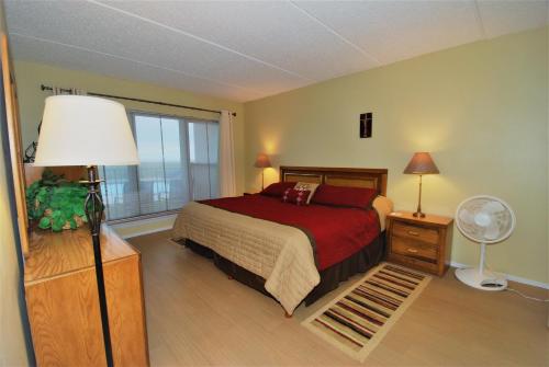 Postel nebo postele na pokoji v ubytování Edgewater Condo Unit #104