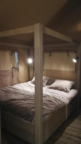 Katil atau katil-katil dalam bilik di Camping Colombres