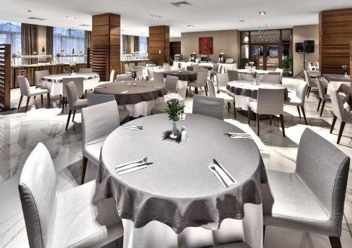 a dining room with tables and chairs in a restaurant at Interhotel Sandanski in Sandanski