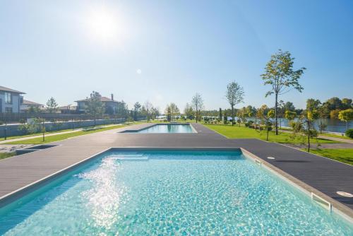 בריכת השחייה שנמצאת ב-Riviera Zoloche Resort & Spa או באזור