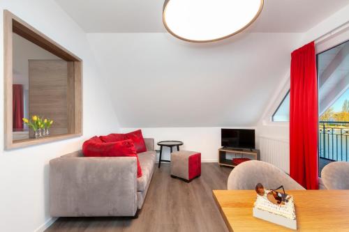 ein Wohnzimmer mit einem Sofa und einem Tisch in der Unterkunft Strandhaus Eberle in Immenstaad am Bodensee
