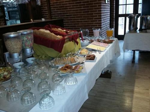 La Mansion del Bosque في مار دي لاس بامباس: طاولة عليها أكواب وأطباق من الطعام