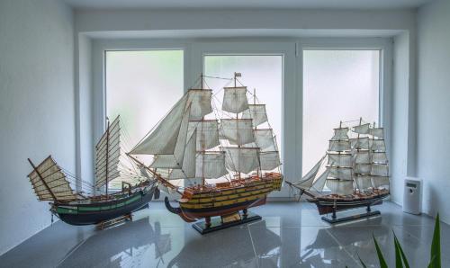two model boats are on display in a room at Apartments Đurašević in Sveti Stefan