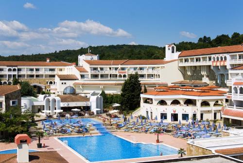 Vista ariale di un hotel con piscina di Duni Pelican Hotel - All Inclusive a Sozopol