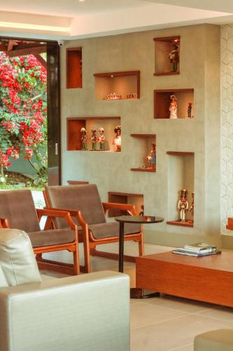 a living room with chairs and a table at Caruaru Park Hotel in Caruaru