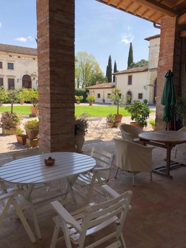 un patio con tavolo e sedie bianchi di villa d'arco apartment a Verona