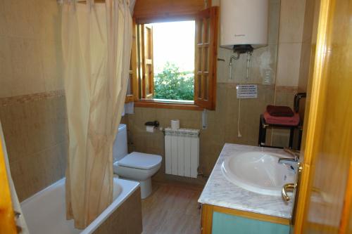 La salle de bains est pourvue d'un lavabo, de toilettes et d'une fenêtre. dans l'établissement Fuente de la Yedra, à Arroyo Frío