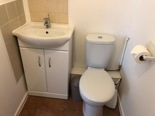 A bathroom at Chad Hill Hotel 