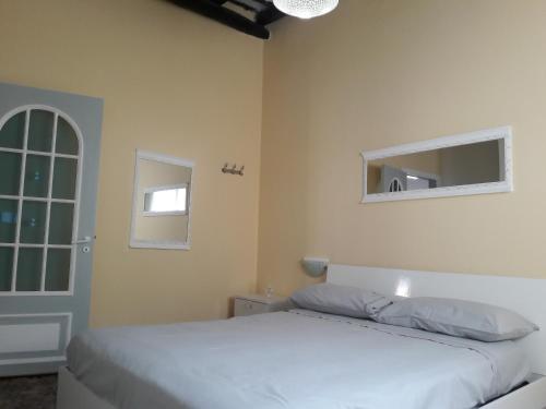 トラーパニにあるAppartamento Raggio Di Soleのベッドルーム(白いベッド1台、窓付)