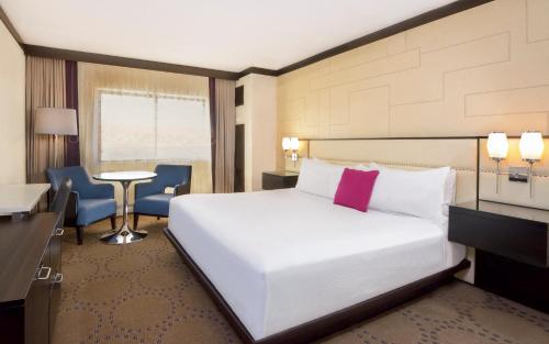 Postel nebo postele na pokoji v ubytování Harrah's Laughlin Beach Resort & Casino