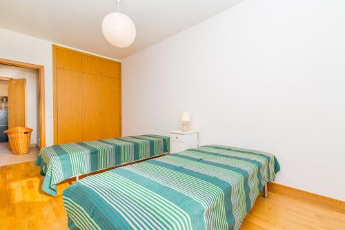 Santa Luzia Mar 2BDR Apartment w Pool & Patio tesisinde bir odada yatak veya yataklar