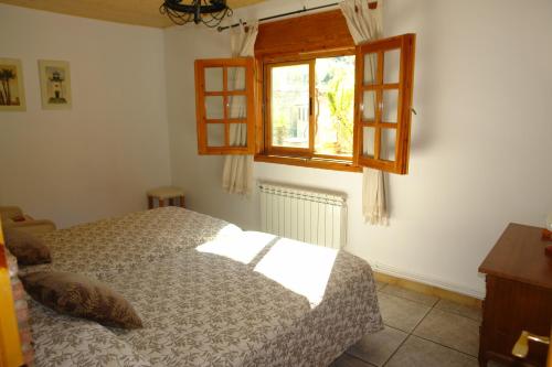 - une chambre avec un lit et une fenêtre dans l'établissement Fuente de la Yedra, à Arroyo Frío