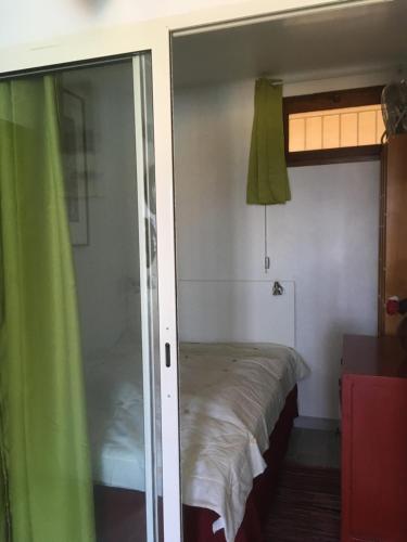 イエールにあるLakaz Arbanaiseのベッドルーム1室(ベッド1台付)、スライド式ガラスドアが備わります。