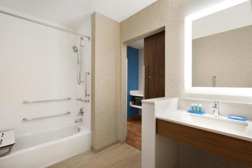 Ванна кімната в Holiday Inn Express & Suites - Cincinnati South - Wilder, an IHG Hotel