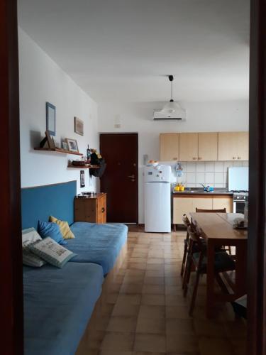 een keuken met 2 bedden en een tafel in een kamer bij Appartamento Guitgia in Lampedusa