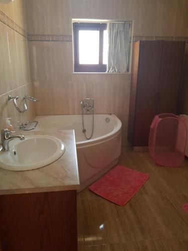 Koupelna v ubytování Larnaca Mansion Ideal for 3 Families or more