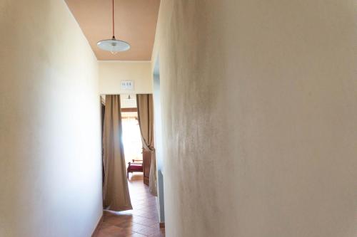 a hallway with a wall and a ceiling at B&B La Buonora in Sinio
