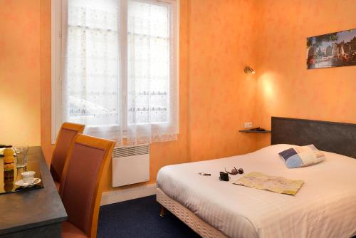 Un ou plusieurs lits dans un hébergement de l'établissement Logis Hôtel Des Châteaux De La Loire