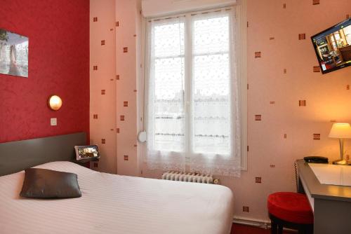 Un ou plusieurs lits dans un hébergement de l'établissement Logis Hôtel Des Châteaux De La Loire