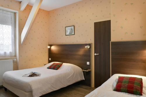 Un ou plusieurs lits dans un hébergement de l'établissement Logis Hôtel Des Châteaux De La Loire