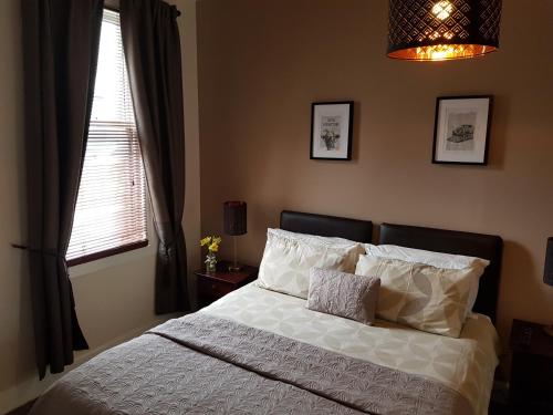 A bed or beds in a room at The Old Cross Inn 