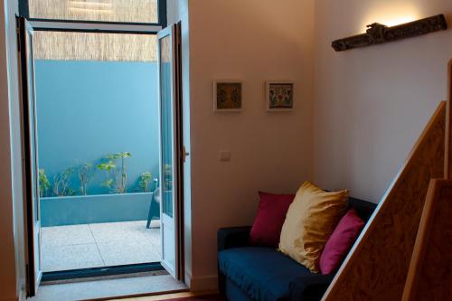 een woonkamer met een bank en een glazen schuifdeur bij DL 205 in Porto