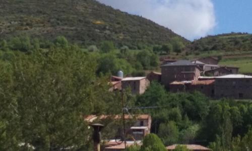 a small village in a valley with a mountain at Casa Francho in Laspaúles