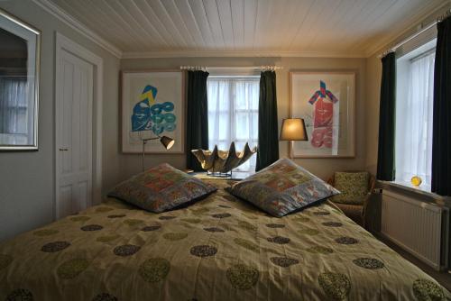 Un dormitorio con una cama grande con dos almohadas. en Art Centrum Apartments, en Reikiavik