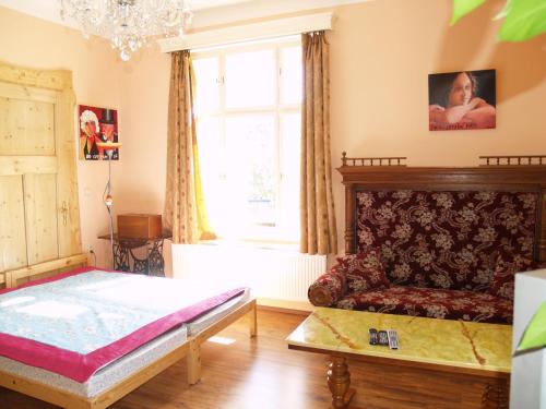 uma sala de estar com uma cama e um sofá em U Nás em Smržovka