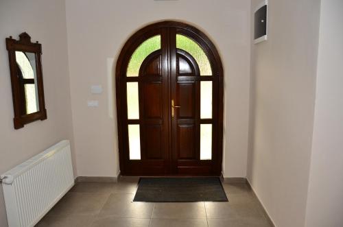 a wooden door with a window in a room at Pensiunea Valea Pinului in Rau Sadului