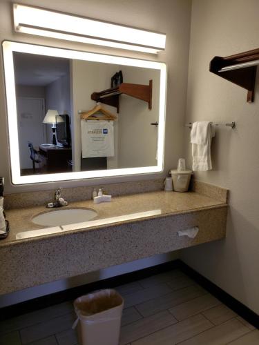a bathroom with a mirror and a sink at Best Western Dickson in Dickson