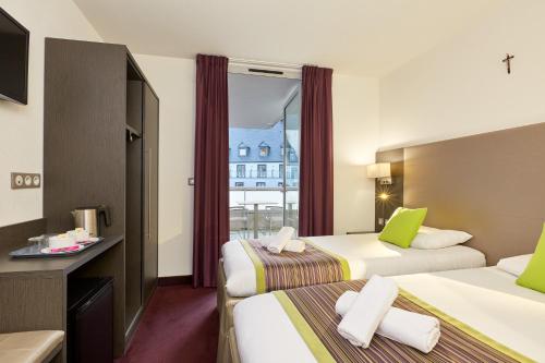 Postel nebo postele na pokoji v ubytování Hôtel Astrid