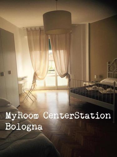 Un dormitorio con dos camas y una gran ventana. en MyRoom CenterStation Bologna, en Bolonia
