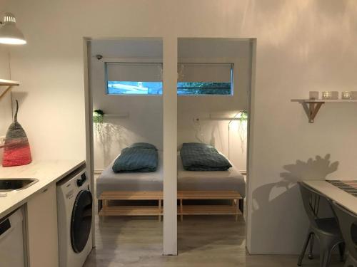 una pequeña cocina con cama y ventana en Downtown Selfoss - perfectly located apartment, en Selfoss