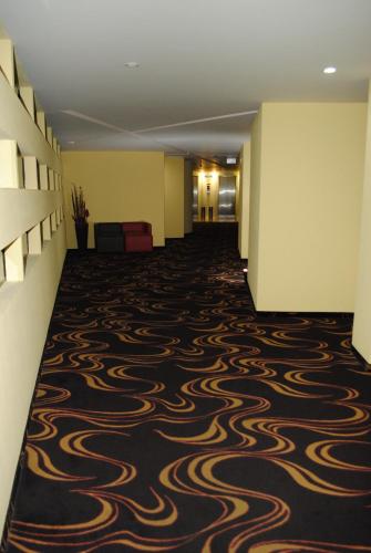a hallway with a carpet with a snake design on it at La Moraleja Love hotel in Mexico City