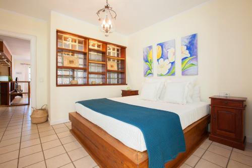 um quarto com uma cama com um cobertor azul e branco em Ana Iris Playa Las Cucharas em Costa Teguise