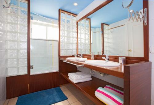 uma casa de banho com 2 lavatórios e um espelho grande em Ana Iris Playa Las Cucharas em Costa Teguise