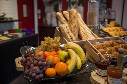 a plate of fruit and vegetables on a table at ibis Metz Nord in Woippy
