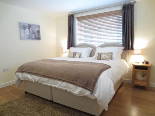 a bedroom with a large white bed with a window at Oxford Apartments 1 in Oxford