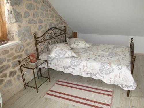 - une petite chambre avec un lit et une table dans l'établissement Kuća za odmor Viola, à Živogošće