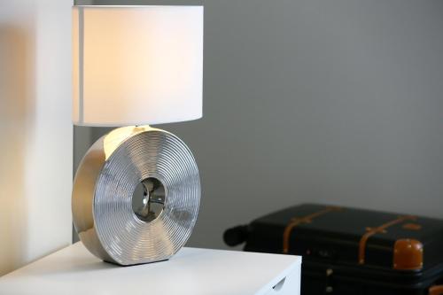 a silver fan sitting on a table next to a lamp at Hotel zur Schloss-Schmiede in Kühbach
