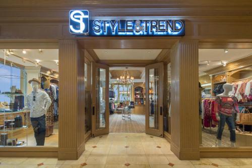 a store with a sign on the front of it at The San Luis Resort Spa & Conference Center in Galveston