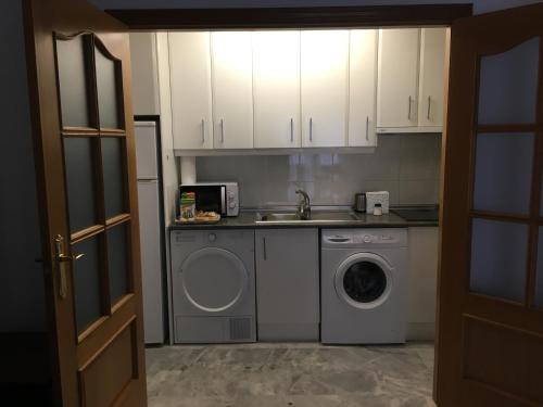 a kitchen with a washing machine and a sink at Apartamento en el centro in Ceuta