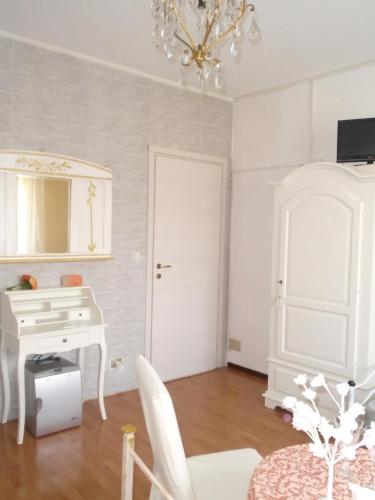 Jest to biały pokój z biurkiem i lustrem. w obiekcie Bellavista w mieście Pettenasco