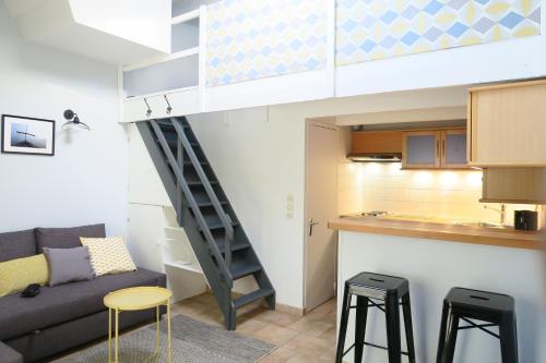 Il comprend un salon et une cuisine avec une mezzanine. dans l'établissement Gite Mona & Lisa, à Amboise