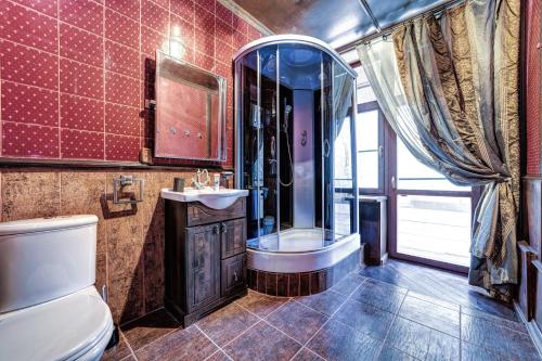 モスクワにあるuTrip Antique Redのバスルーム(シャワー、トイレ、シンク付)