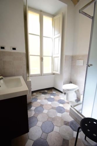 a bathroom with a toilet and a sink and a shower at Le Rondini a Roma in Rome