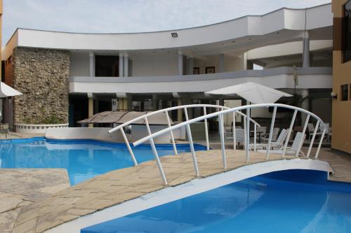 La alberca dentro o cerca de Embassy Beach
